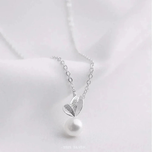 925 Sterling Silver Dainty Pearl Leaf Necklace - Picture 2 of 3
